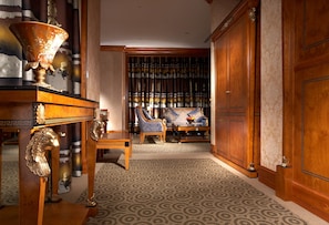 Suite (Sense) | Living area | 32-inch LCD TV with satellite channels, TV
