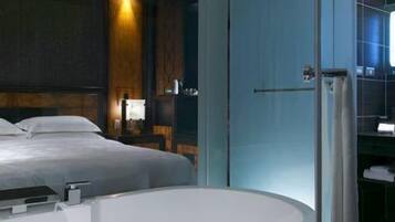 Deep soaking bathtub