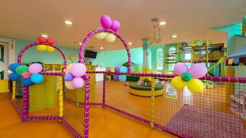 Área de juegos infantiles bajo techo