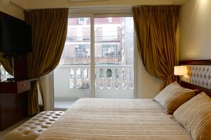 Appartement, balkon | 1 slaapkamer, een kluis op de kamer, een bureau