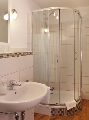 Basic Double Room | Bathroom | Shower, towels - Landgasthof Haus zur Sonne (Hallenberg)