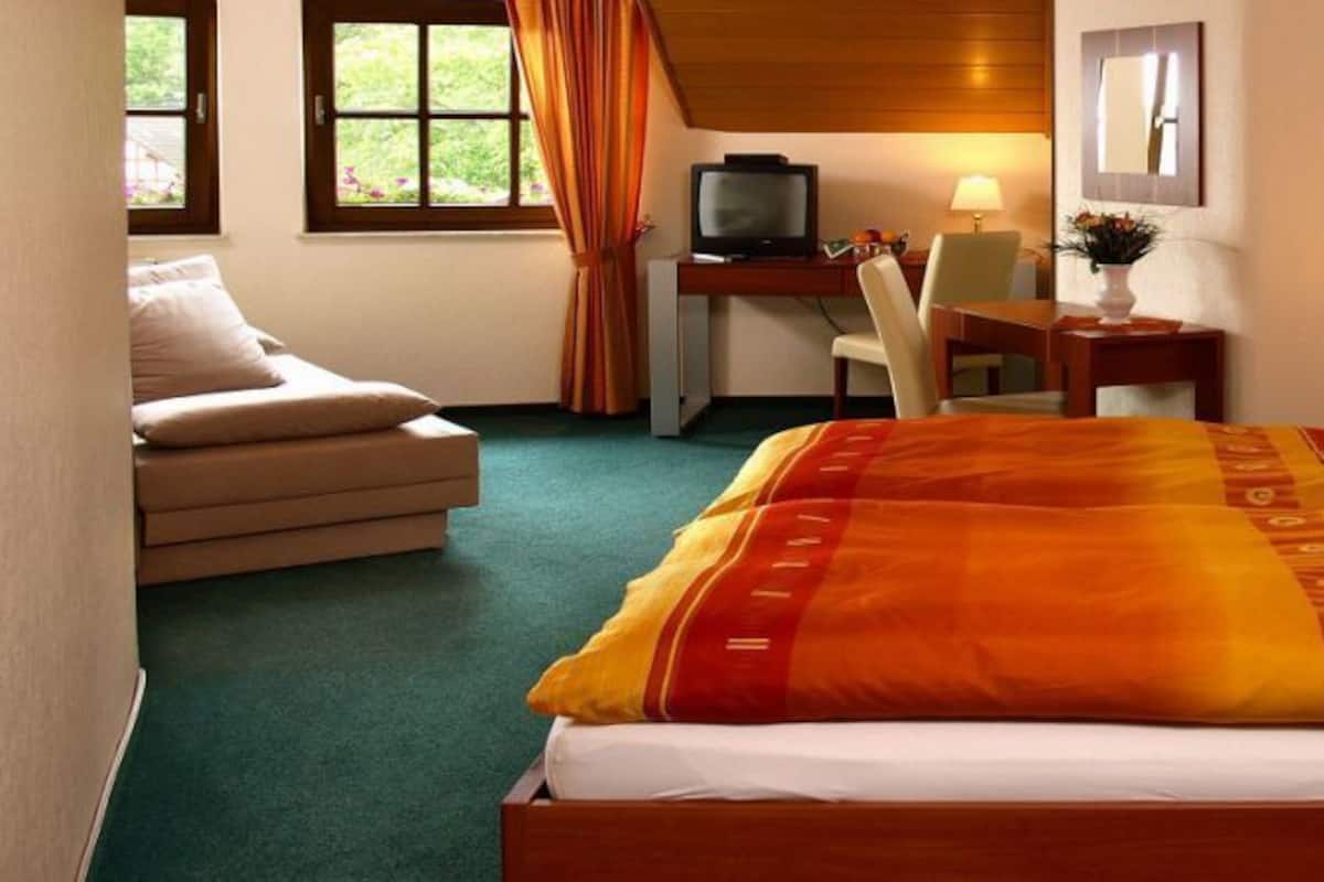 Eenvoudige tweepersoonskamer | Een bureau, gratis wifi, beddengoed