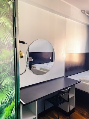 Habitación doble, baño privado | Tabla de planchar con plancha, wifi gratis, ropa de cama