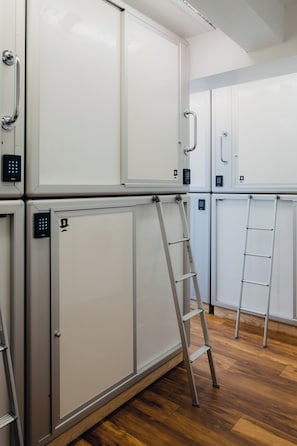 Tabla de planchar con plancha, wifi gratis, ropa de cama