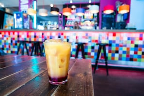 Ofrece desayunos, cenas y happy hour