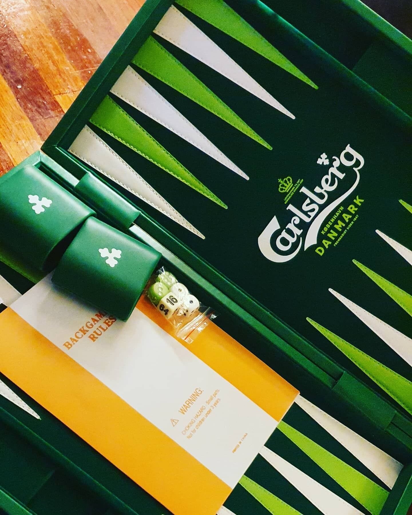 Une boîte verte sur laquelle figurent les inscriptions « Carlsberg Copenhagen » et « Danemark ».