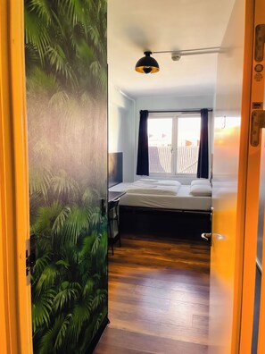 Habitación doble, baño privado | Tabla de planchar con plancha, wifi gratis, ropa de cama