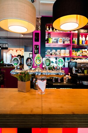 Tarjolla aamiainen, illallinen ja happy hour