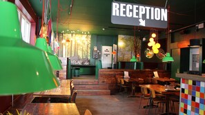 Ofrece desayunos, cenas y happy hour
