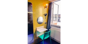 One Bed in a Four Bed Female Dorm With Shared Bathroom | Tabla de planchar con plancha, wifi gratis, ropa de cama