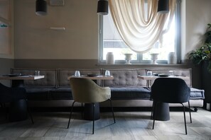 Café da manhã com buffet todos os dias (EUR 10 por pessoa) 