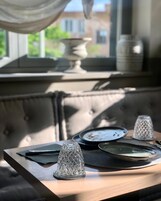 Desayuno buffet diario (EUR 10 por persona)