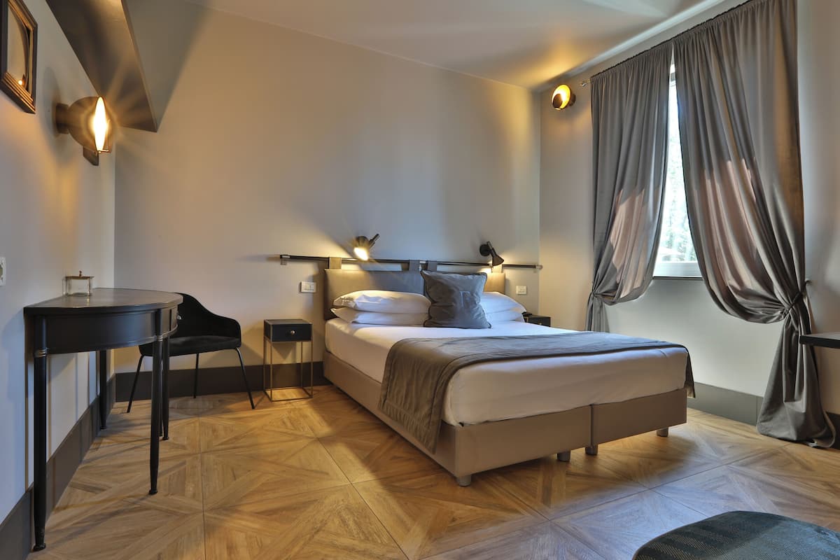 Habitación estándar con 1 cama doble o 2 individuales | Ropa de cama hipoalergénica, minibar, caja fuerte y escritorio