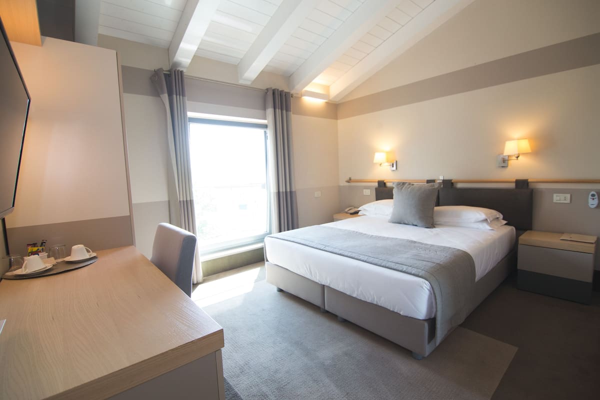 Hypoallergeen beddengoed, een minibar, een kluis op de kamer, een bureau
