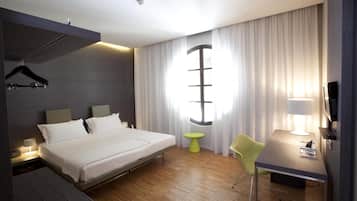 1 bedroom, Frette Italian sheets, hypo-allergenic bedding, minibar
