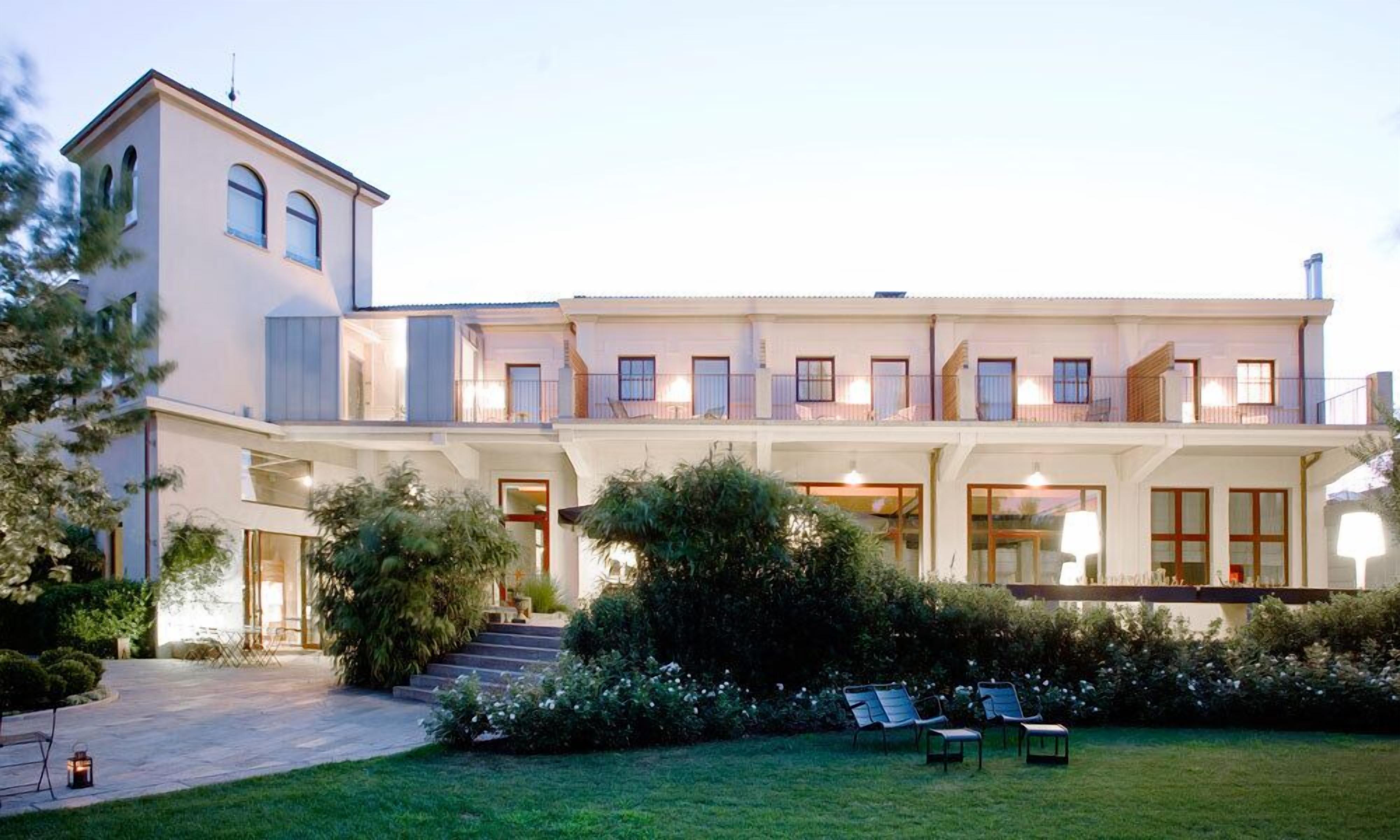 Fassade der Unterkunft – Abend/Nacht