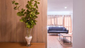 Un salon avec un canapé et une table basse.
