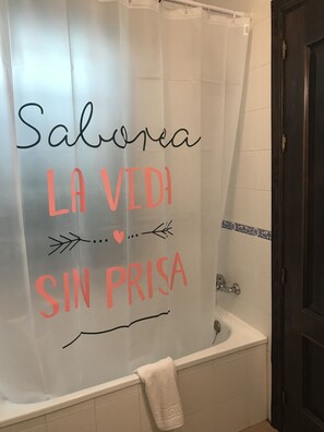 Habitación con 2 camas individuales | Baño | Amenidades de baño gratuitas, secadora de cabello, toallas
