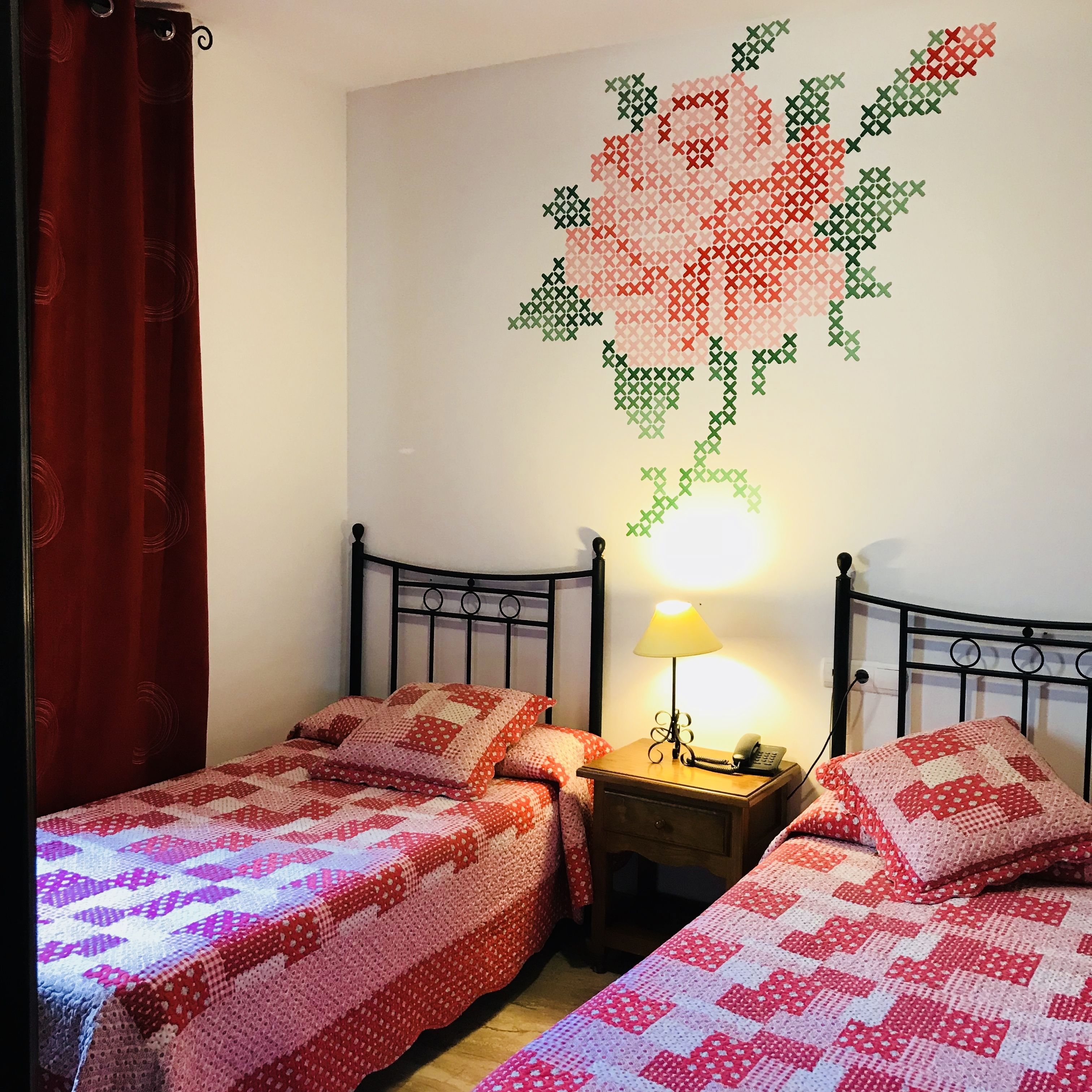Habitación con 2 camas individuales | Ropa de cama de alta calidad y decoración individual
