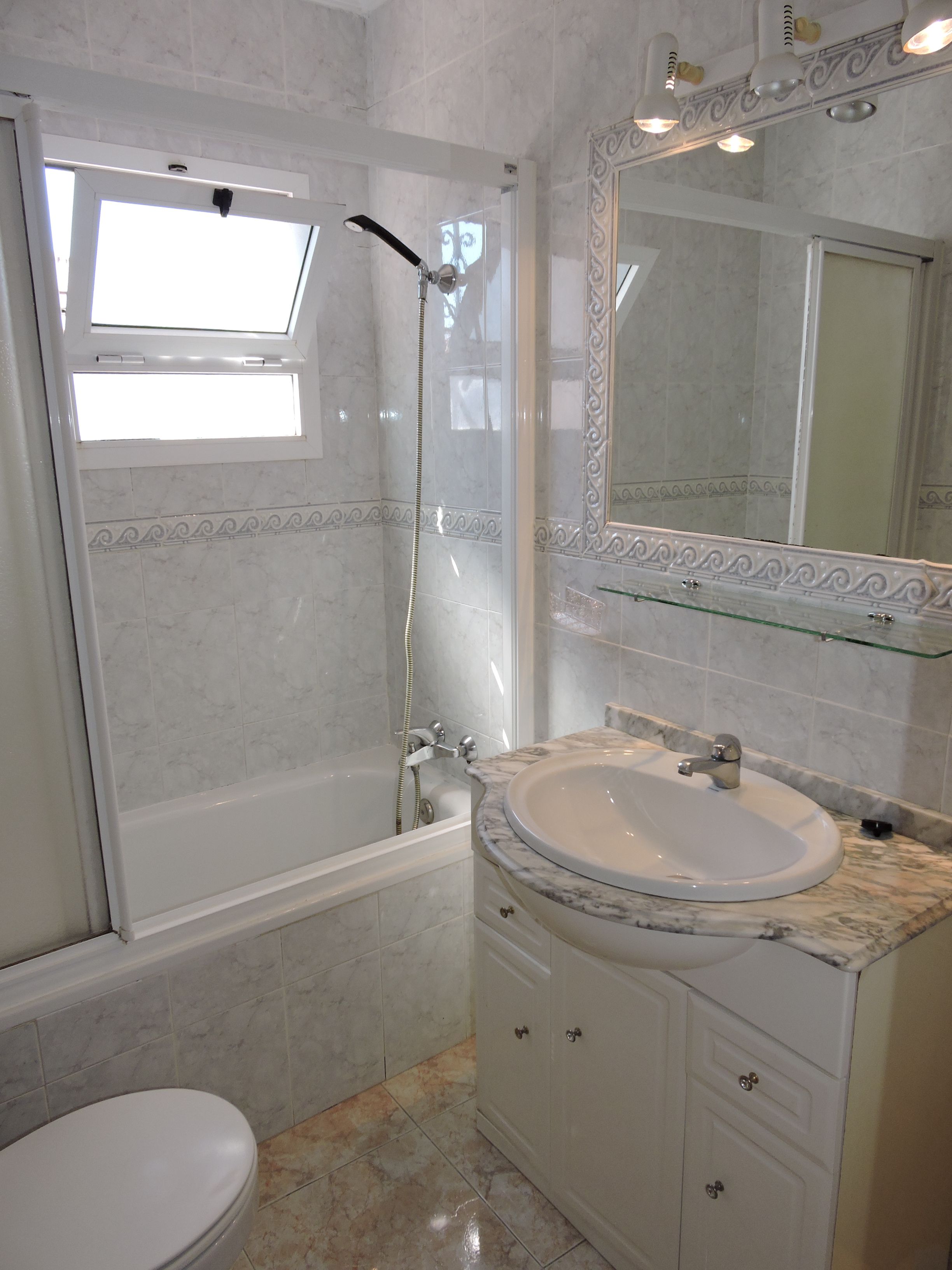 Ein Badezimmer mit Badewanne, Waschbecken, Toilette und Dusche.