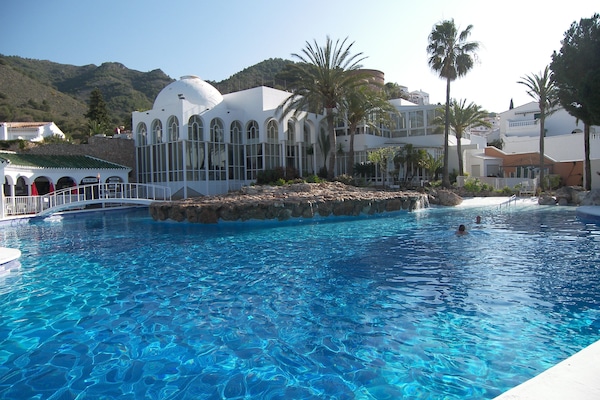 2 outdoor pools