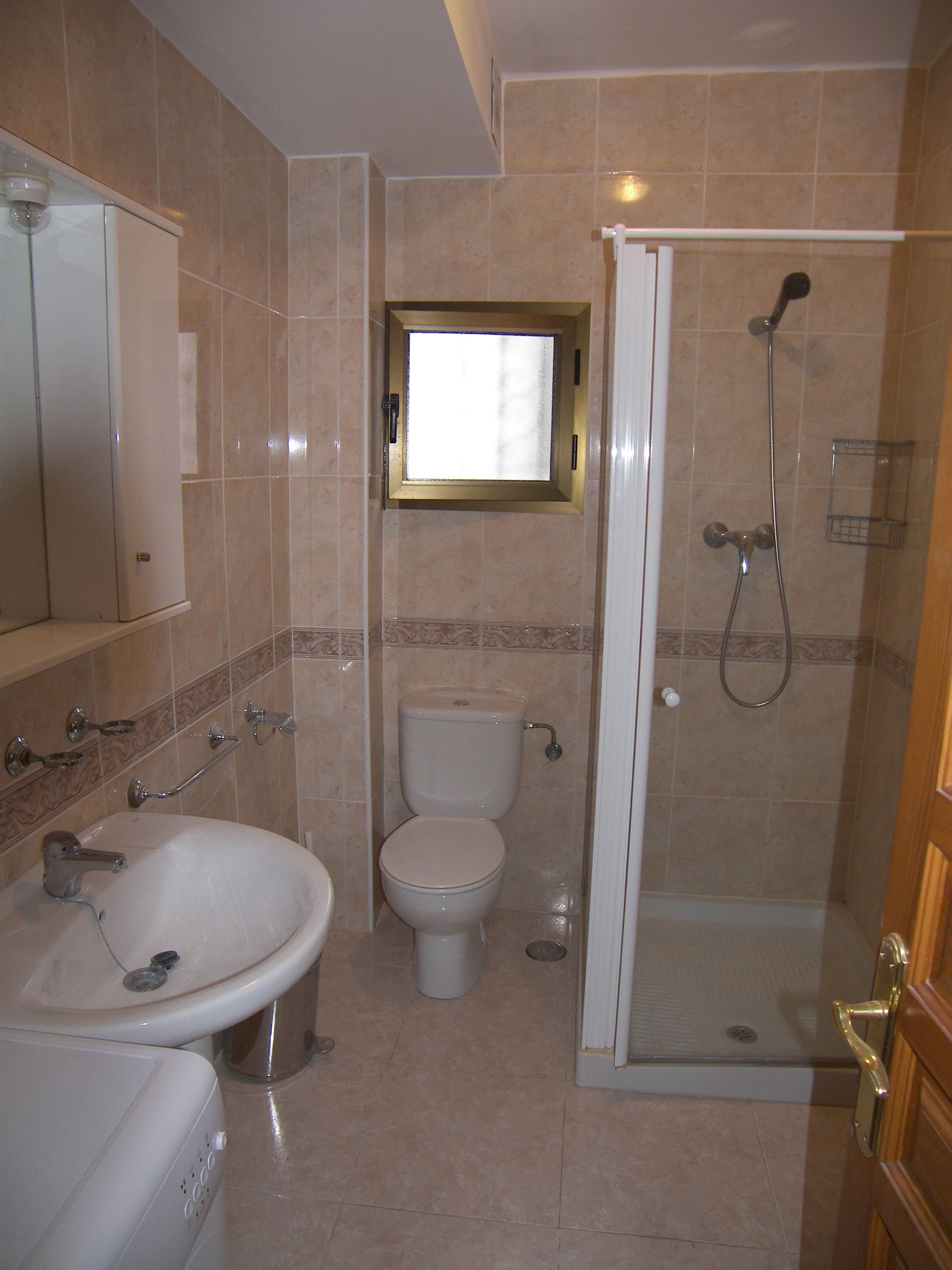 Un baño con bañera, inodoro y ducha.