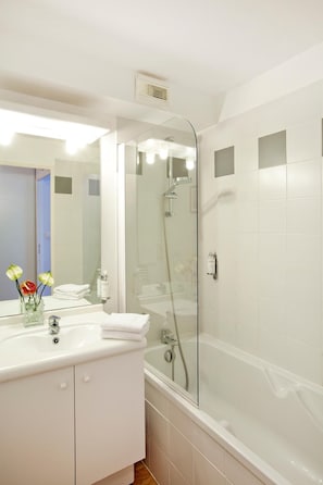 Kostenlose Toilettenartikel, Haartrockner, HandtĂŒcher