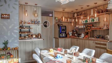 Desayuno buffet diario (EUR 16 por persona)