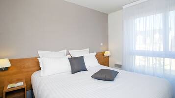 Hochwertige Bettwaren, Schreibtisch, schallisolierte Zimmer