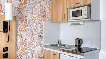 Monolocale | Angolo cottura privato | Frigorifero, microonde, piano cottura, macchina per tè/caffè