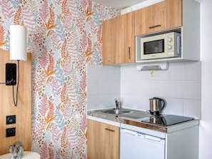 Estudio | Cocina básica privada | Frigorífico, microondas, placa de cocina y cafetera o tetera