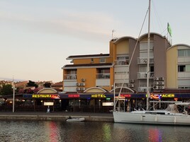 Fachada de la propiedad por la tarde o noche