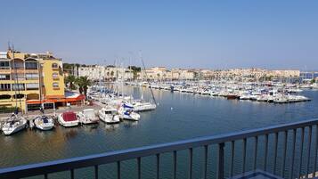 Panorama kamer, uitzicht op jachthaven | Uitzicht vanaf balkon