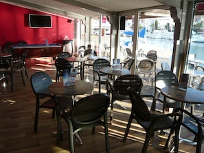 Bar de copas con vistas al mar