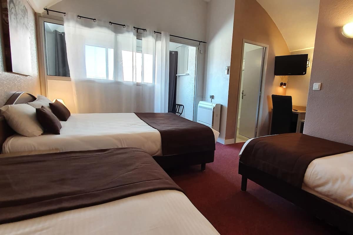 Standard Quadruple Room | In-room safe, desk, free WiFi, bed sheets