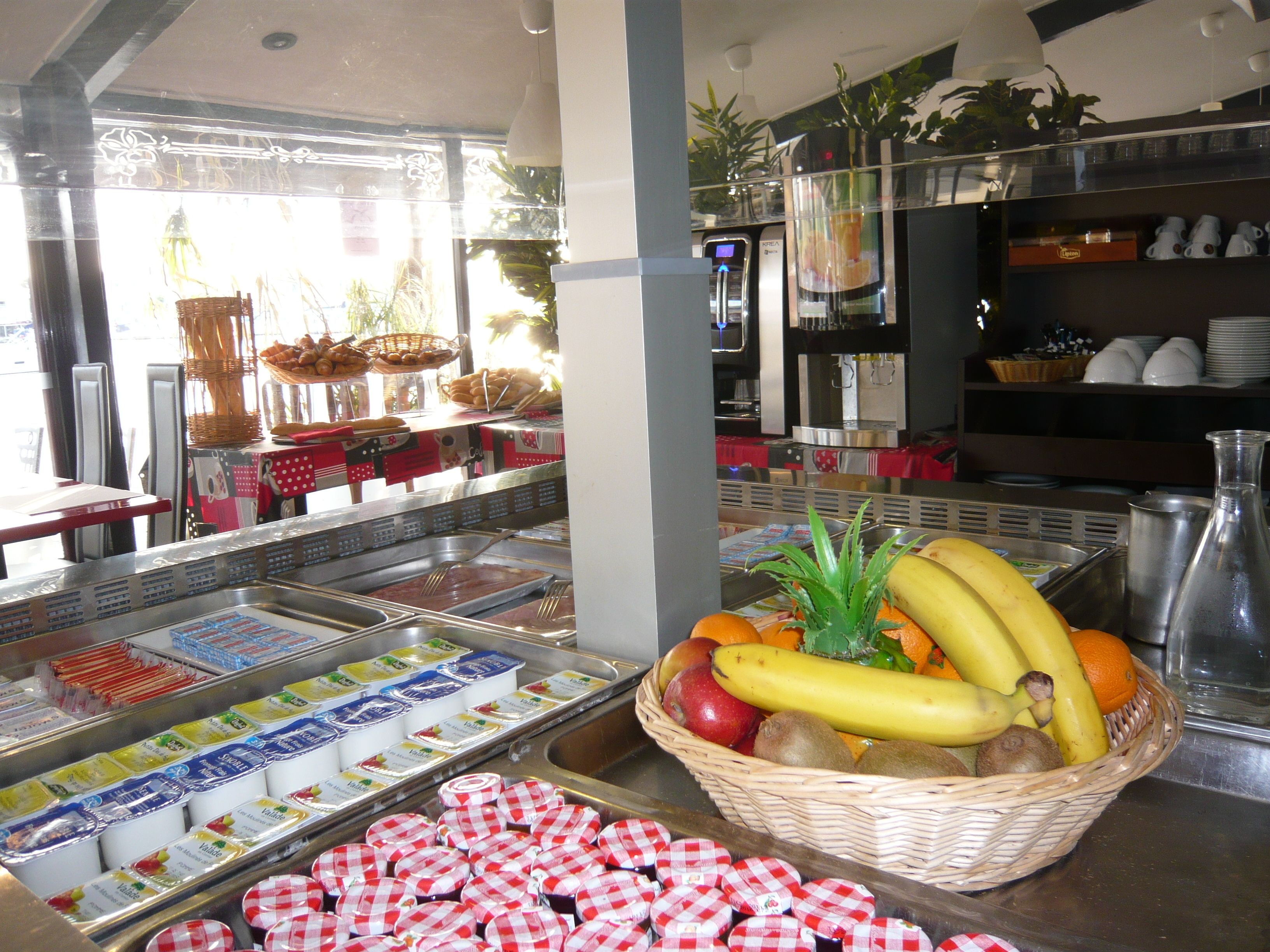 Desayuno buffet (EUR 15.20 por persona) 