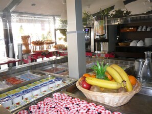 Daily buffet breakfast (EUR 15.20 per person) - Hotel Port Beach (Gruissan)