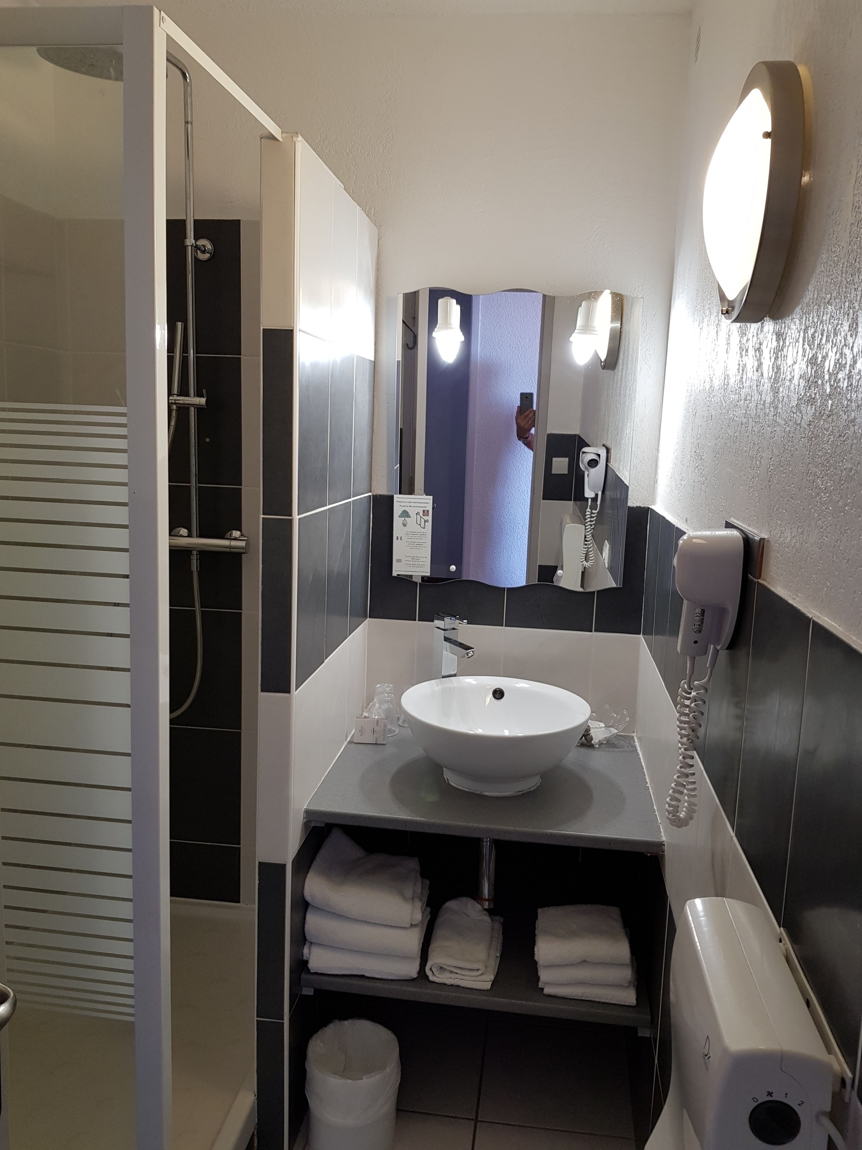 standard triple room | bathroom | free toiletries, hair dryer, towels