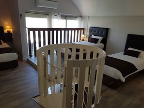 Habitación panorámica, vista a la marina | Caja de seguridad en la habitación, escritorio y wifi gratis 