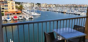 Panorama-Zimmer, 1 Queen-Bett, Balkon, Blick auf den Jachthafen | Zimmersafe, Schreibtisch, kostenloses WLAN, Bettwäsche