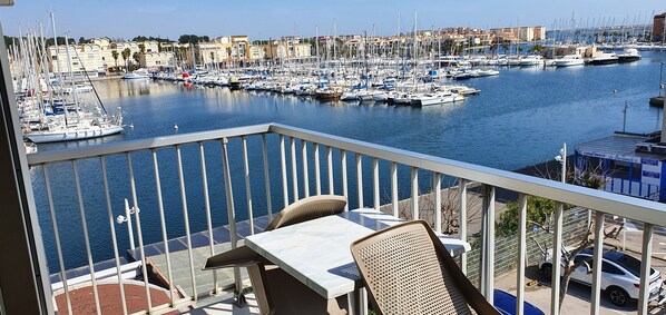 In-room safe, desk, free WiFi, bed sheets - Hotel Port Beach (Gruissan)