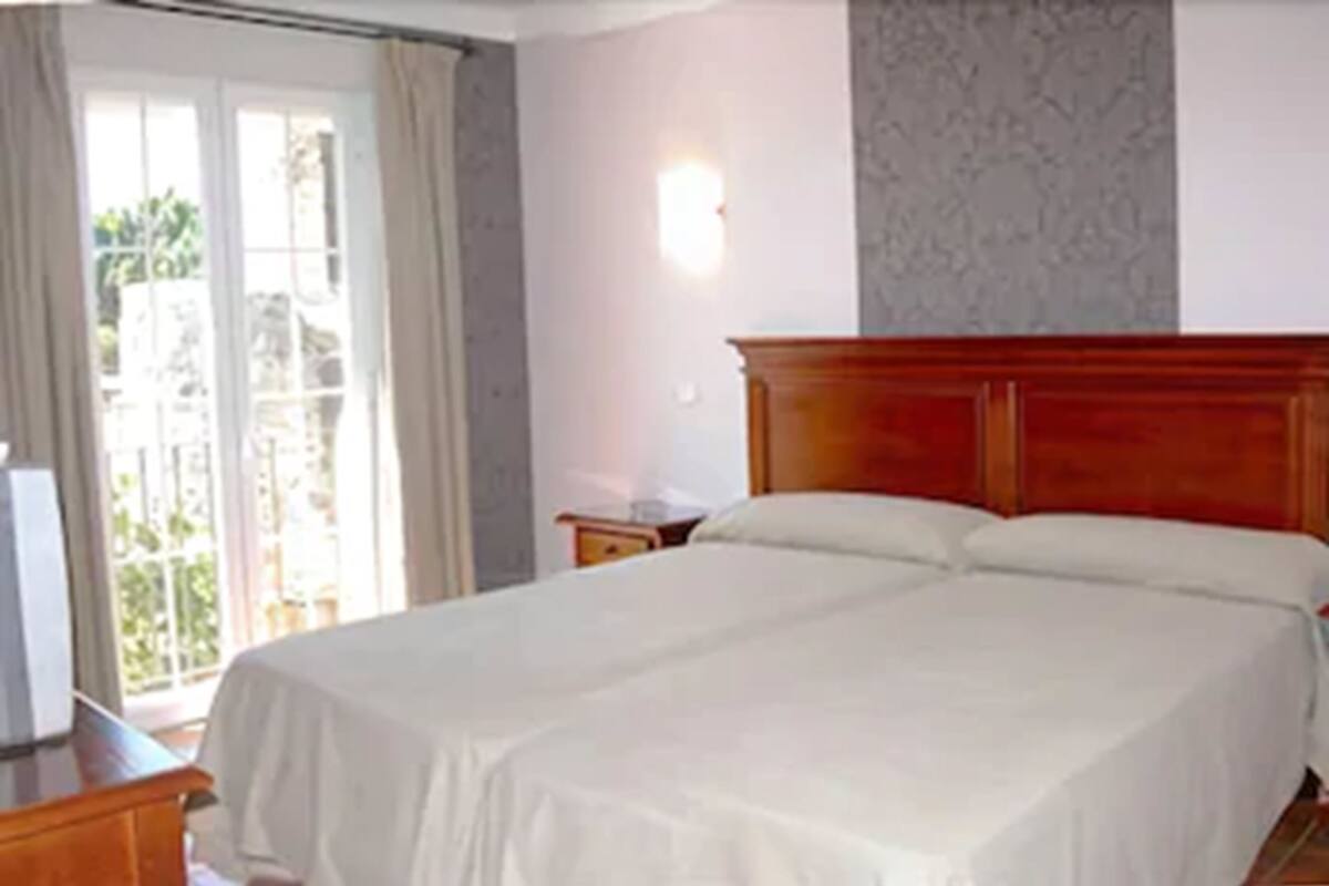 Down comforters, in-room safe, desk, iron/ironing board (on request)