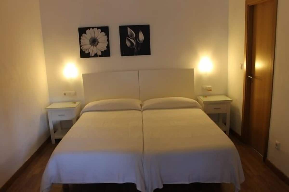 Driepersoonskamer | Geluiddichte muren, babybedden, extra bedden, gratis wifi