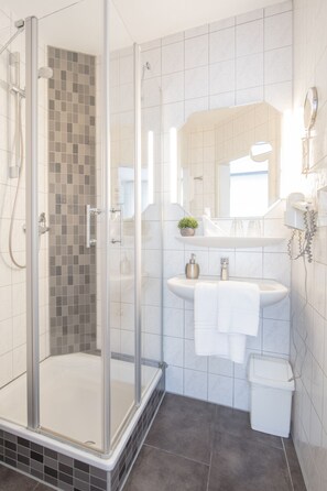 Free toiletries, hair dryer, bathrobes, towels - Hotel Am Kurpark Späth (Bad Windsheim)