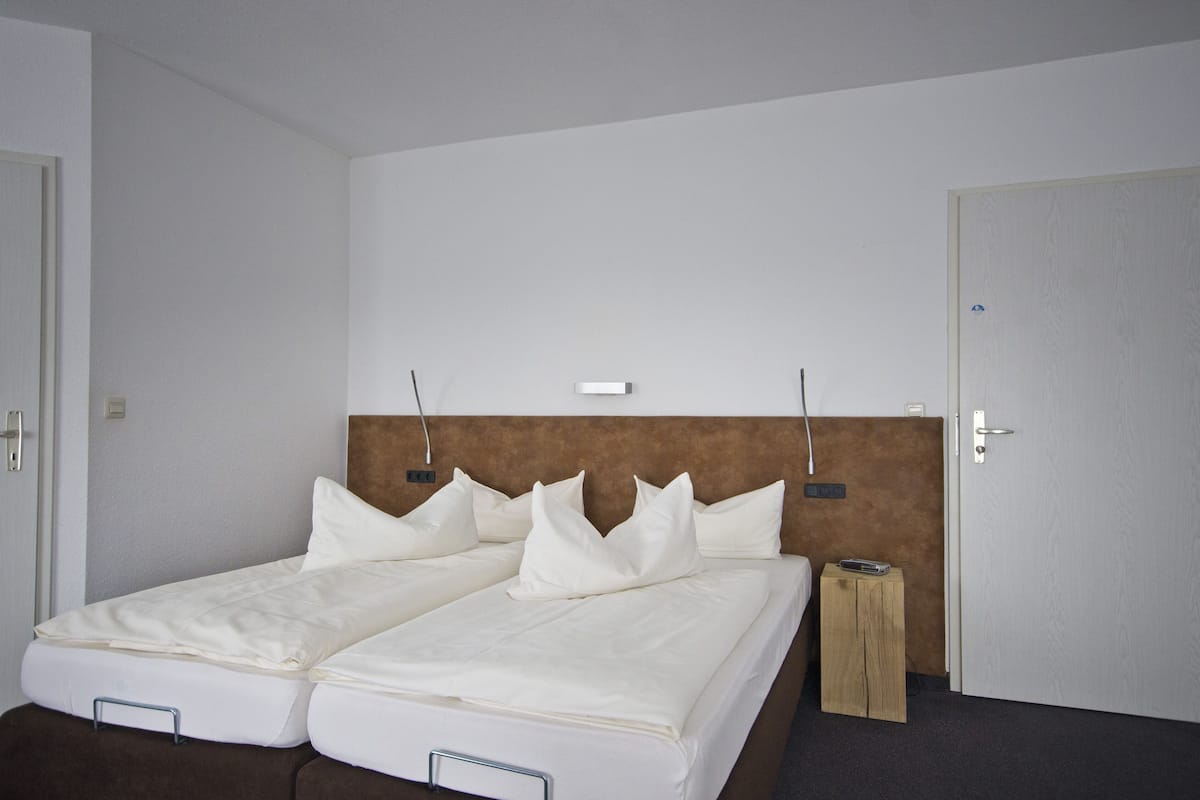 Standard Double Room | In-room safe, desk, soundproofing, iron/ironing board