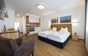 Comfort Studio | In-room safe, desk, soundproofing, iron/ironing board - Hotel Am Kurpark Späth (Bad Windsheim)
