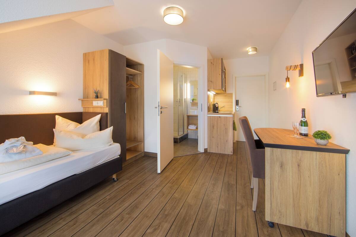 Business Studio | In-room safe, desk, soundproofing, iron/ironing board (on request)
