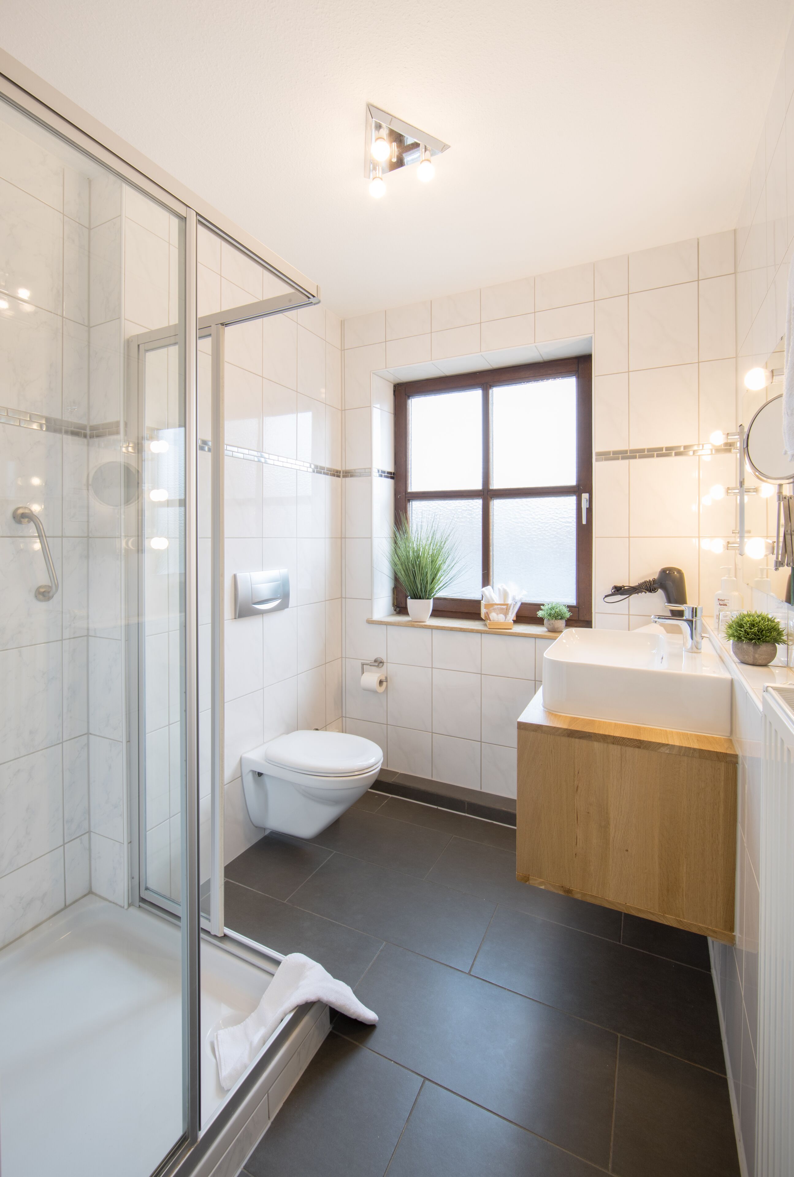 Kostenlose Toilettenartikel, Haartrockner, Bademäntel, Handtücher