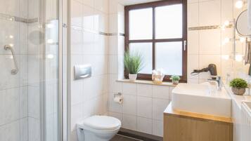 Kostenlose Toilettenartikel, Haartrockner, Bademäntel, Handtücher