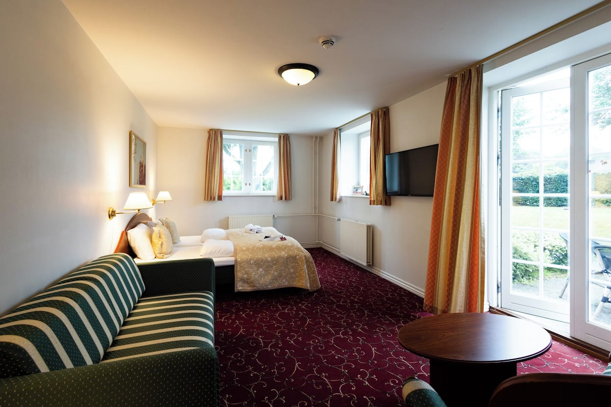 family room | hypo-allergenic bedding, individually furnished, desk